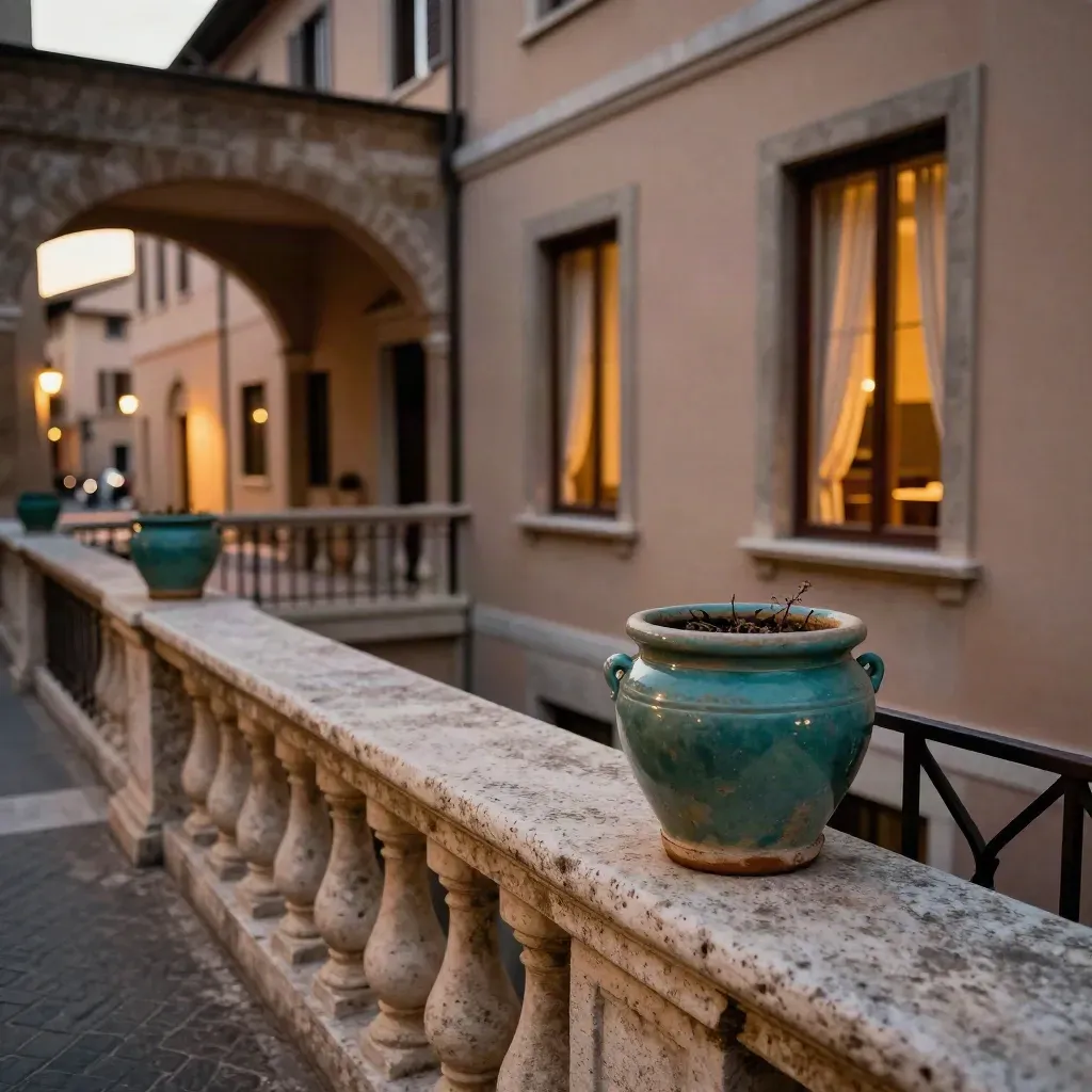 Cortile romano in travertino di sera con finestre aperte e luci calde accese